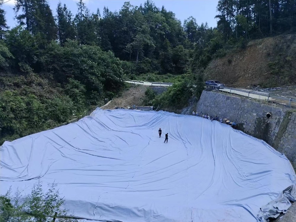 山地儲(chǔ)水池防滲防水用800克兩布一膜施工圖片 山地儲(chǔ)水池防滲防水用800克兩布一膜施工圖片
